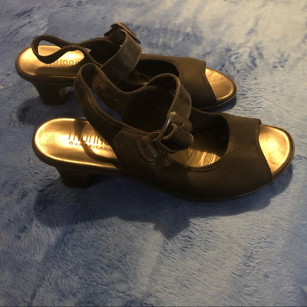 Munro short heel black sandals in an 8.5.